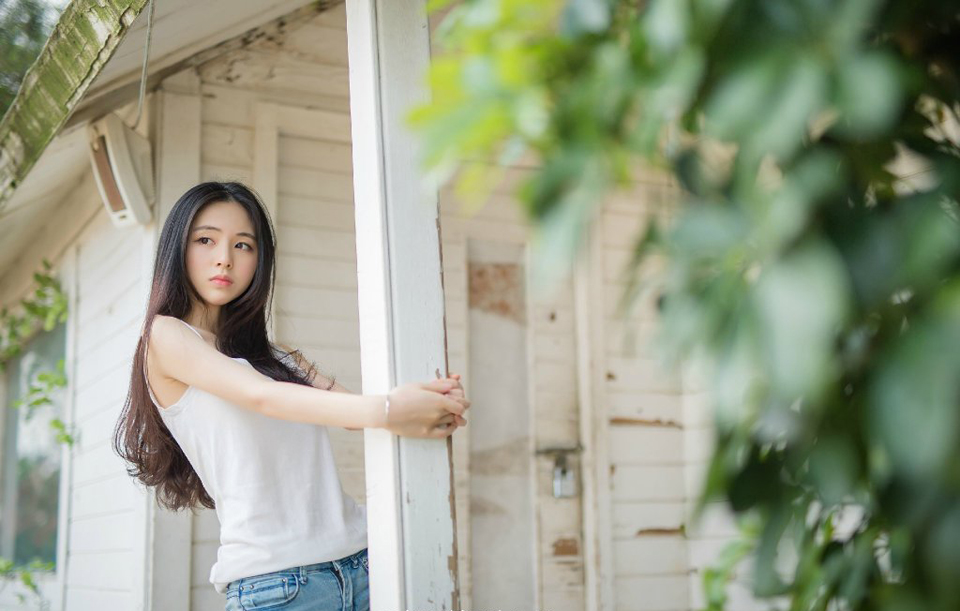 “诸位或许只看到我主公收回世家土地，却未曾看到，我主公在收回这些的同时，却也为世家开辟出新的商路，丝路的利益想必诸位多少也听过，只要有足够的实力，皆可行商丝路，受我军保护，而若有家人出仕主公麾下，更能得到税务优惠政策，统以为，只此一条，足矣消弭失去土地对诸位造成的损失。”